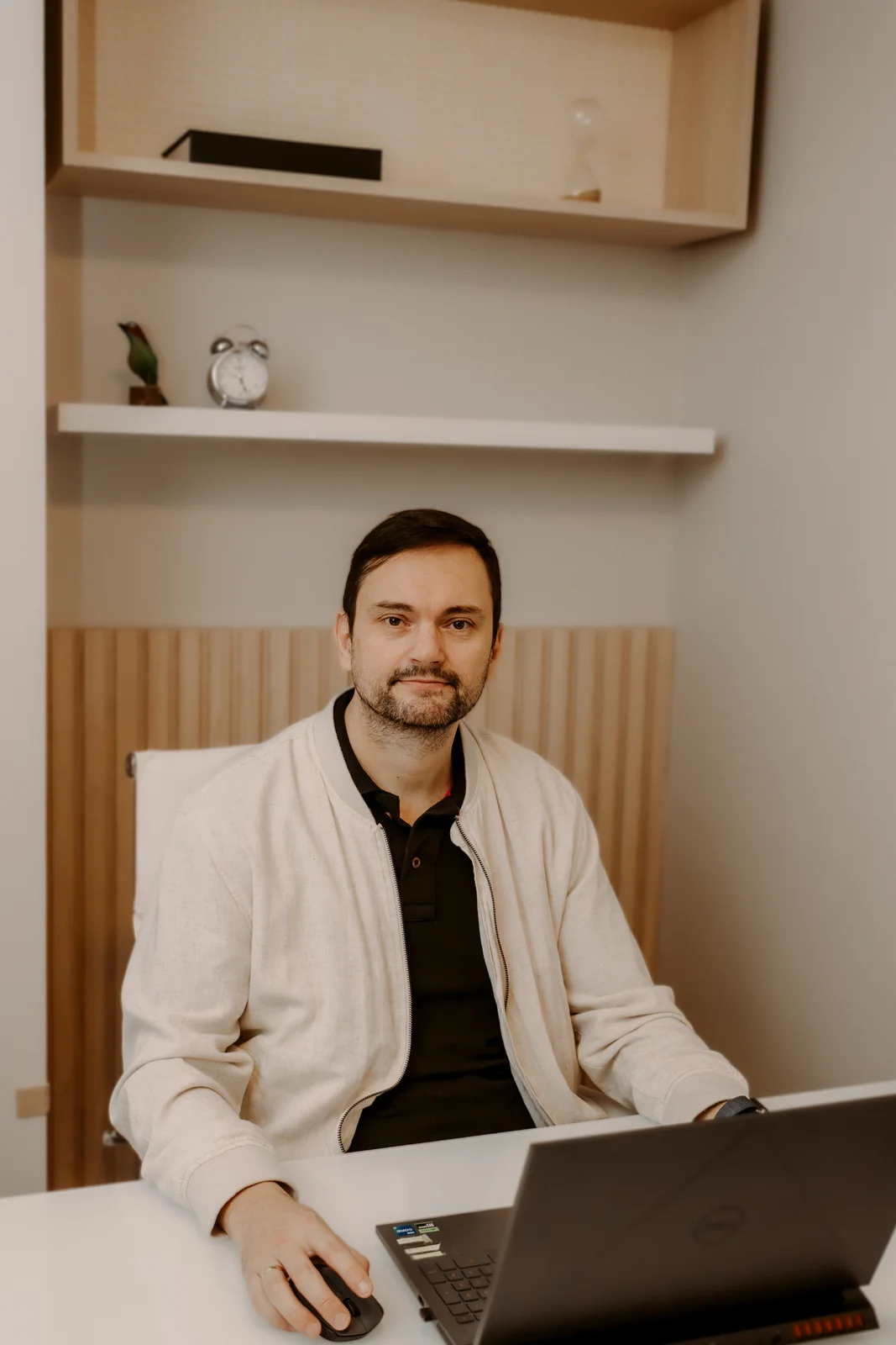 Cleber Braff desenvolvendo sistemas no computador