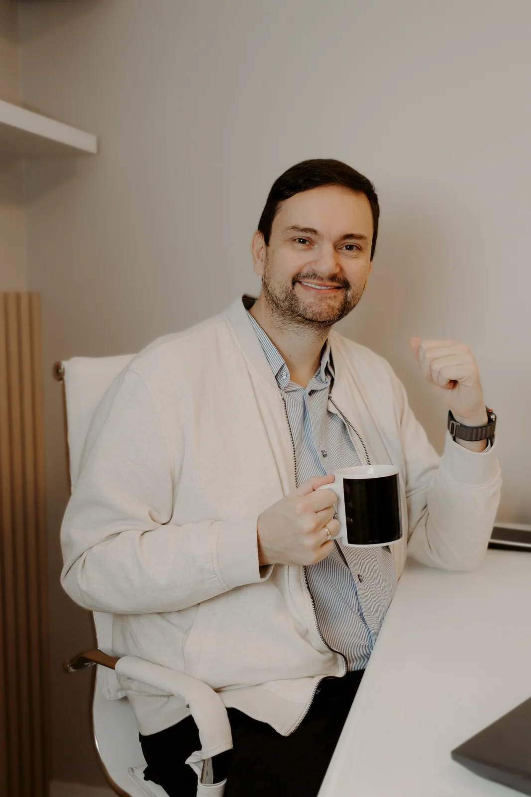 Cleber Braff com café no escritório